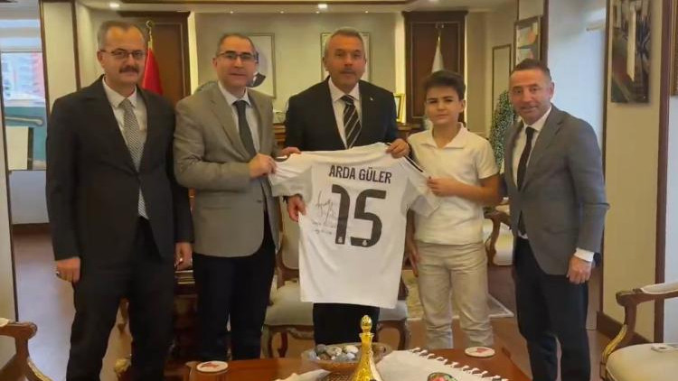 Rizeli Safa, Cumhurbaşkanı Erdoğan’dan istediği imzalı Arda Güler formasına kavuştu