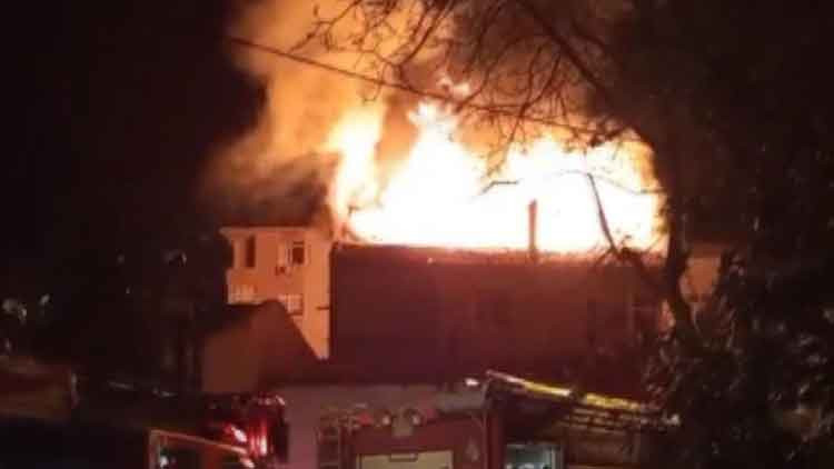 İstanbul’da 3 katlı binanın çatısı alev alev yandı! 2 kişi dumandan etkilendi