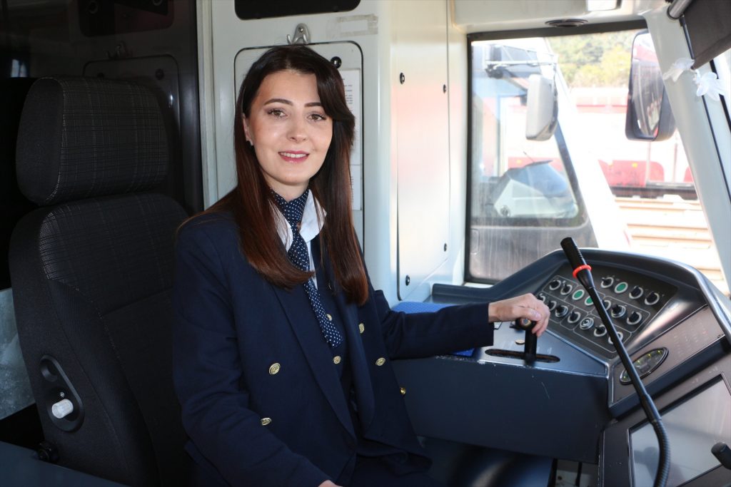 Diş teknisyenliğinden vazgeçip hayallerinin peşinden koştu… Vatman Sevgi Aşık: Yaptığım işle gurur duyuyorum