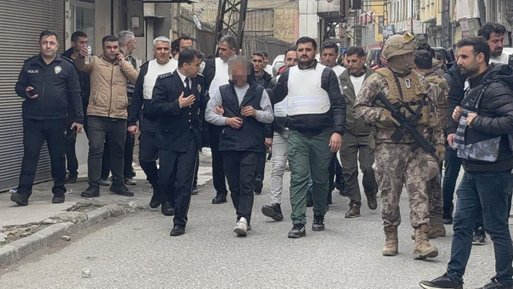 Gaziantep’te korku dolu anlar: 3 kişiyi silahla rehin aldı, kız arkadaşını yaraladı! Operasyonla yakalandı