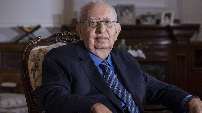 TBMM Başkanı Hüsamettin Cindoruk Hareket Ediyor