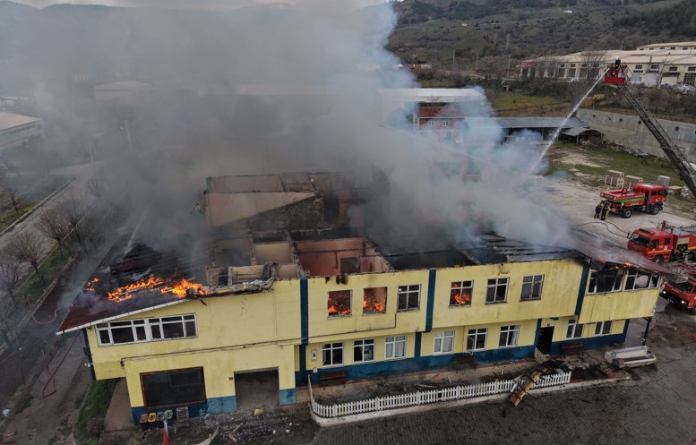 Kastamonu’da fabrika yangını: Dumanlar gökyüzünü kapladı
