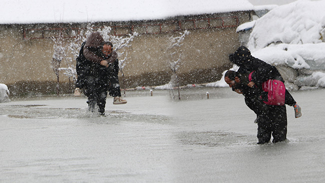 Çocukları okula gidip gelmekte zorlanınca: Bir aydır böyle götürüyor! ‘100 metre boyunca suyun içinden geçmek zorundayım’