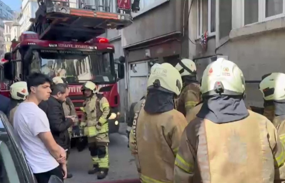 Beyoğlu’nda 5 katlı binada yangın: 2 kişi dumandan etkilendi