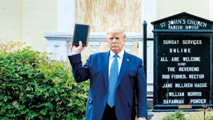 Papa ile kavga eden Trump Oval Ofis’te İncil okuyacak