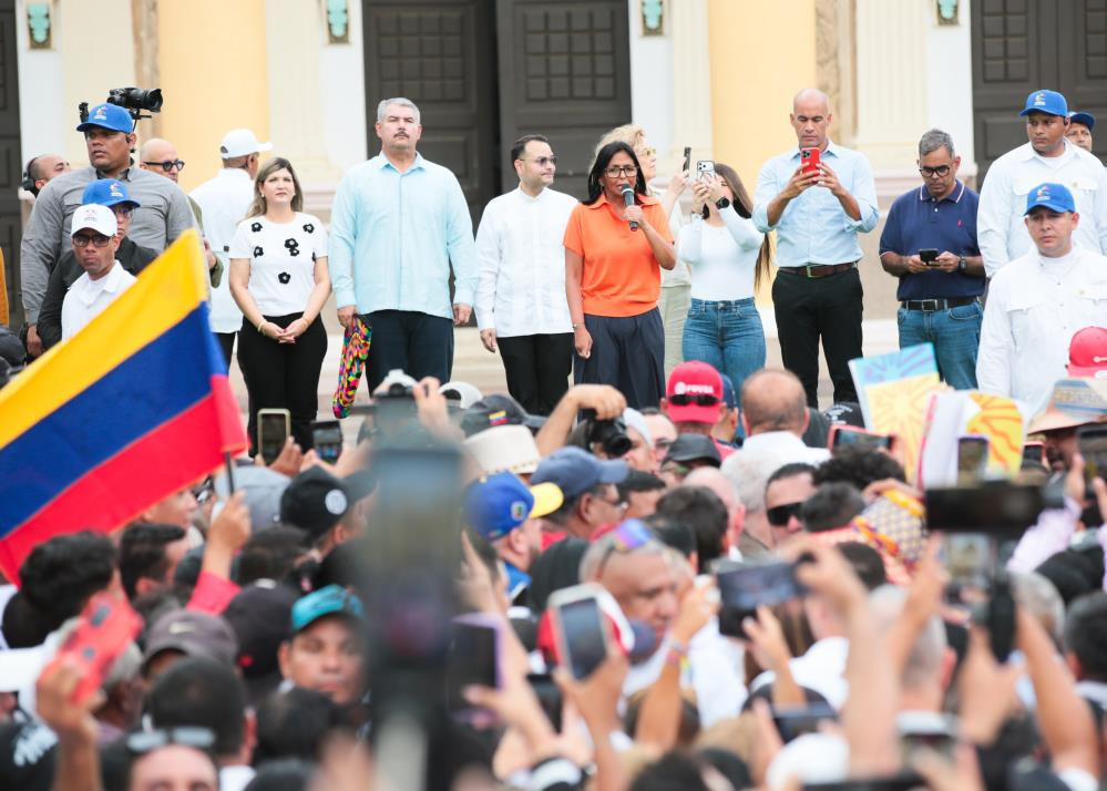 Venezuela Protesteurs Declare War Against American Regulations