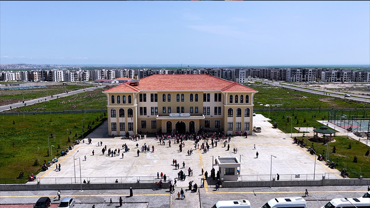 Bakan Kurum paylaştı! Diyarbakır’da yeni yapılan Emlak Katılım İlkokulu’ndaki 23 Nisan coşkusu