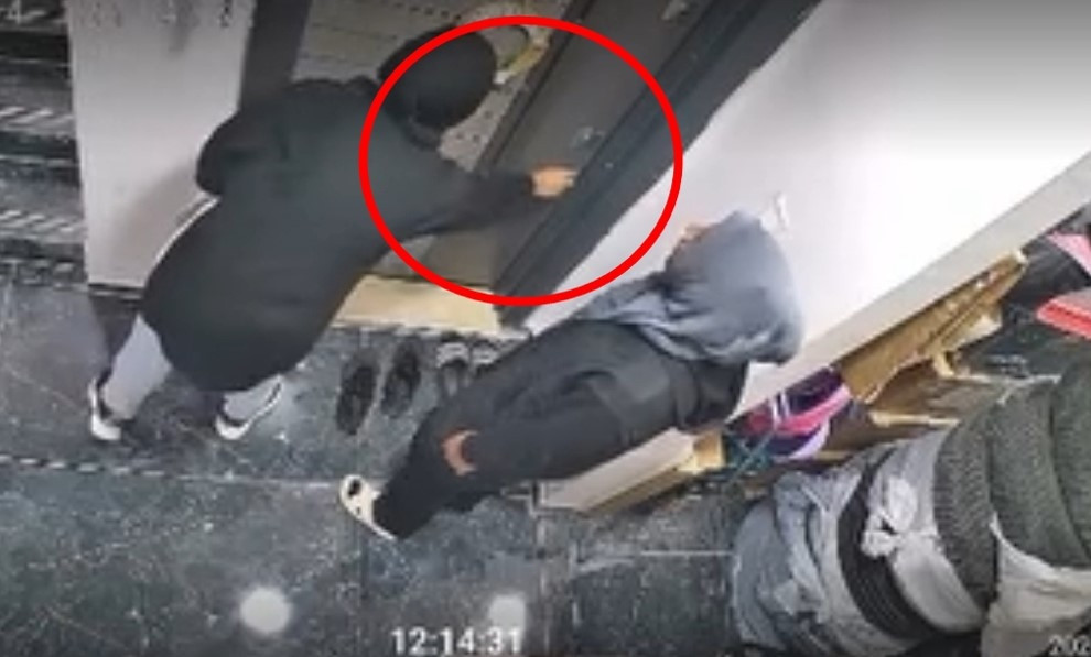 Apartmanda tuhaf olay: Ayakkabıyı kokladı, kartla kapıyı açmaya çalıştı