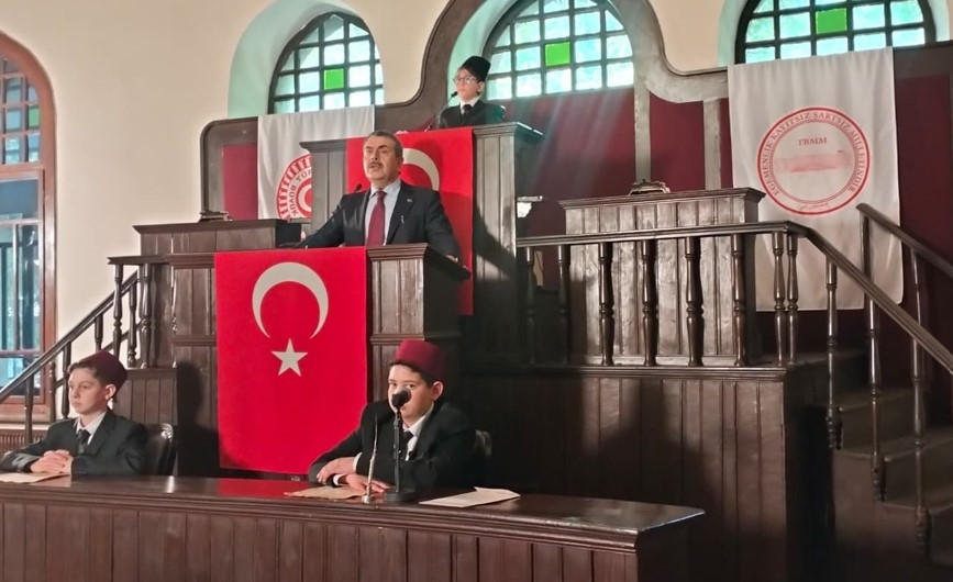 Bakan Tekin, öğrencilerle birlikte 1’inci Meclis’e yürüdü